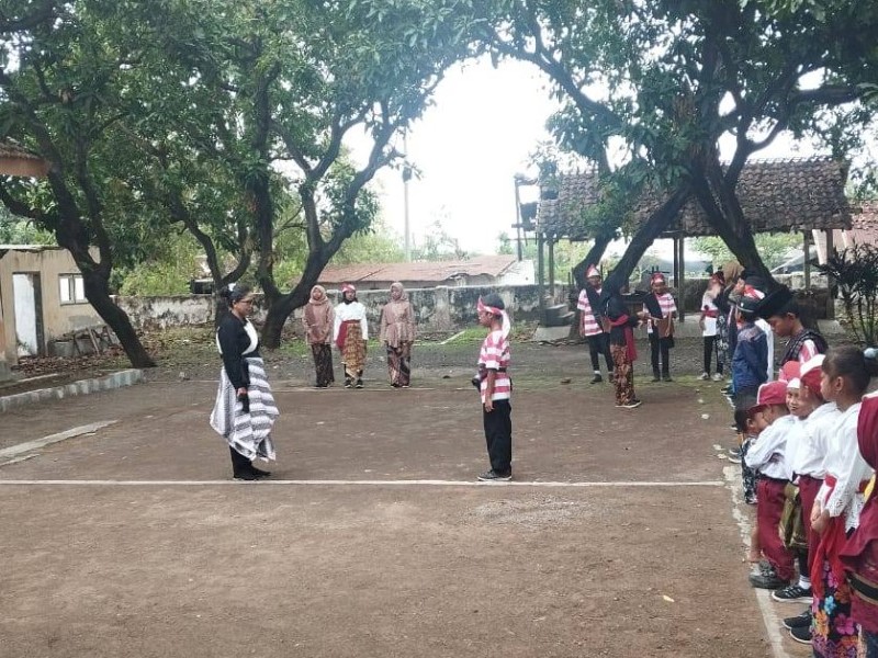 Peringati Hari Pahlawan Dengan Berbusana Adat