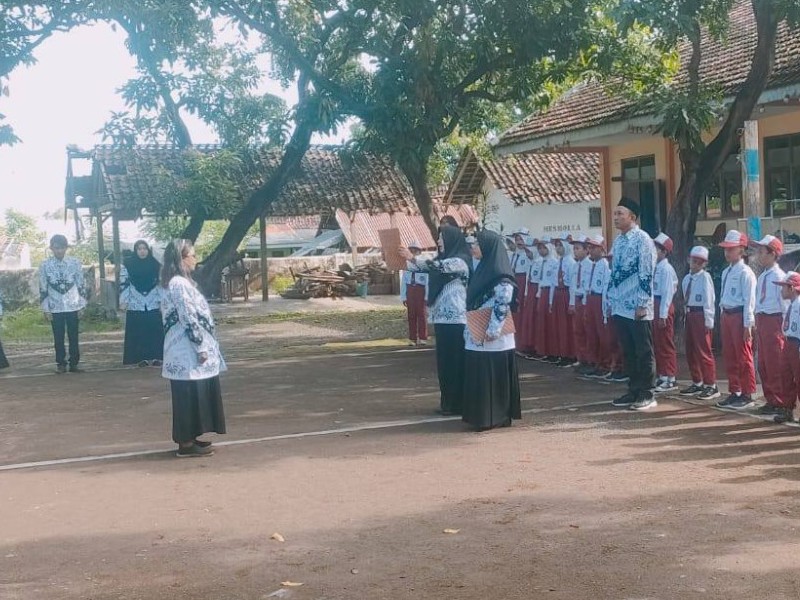 Peringati Hari Guru, Petugas Upacara Dari Guru