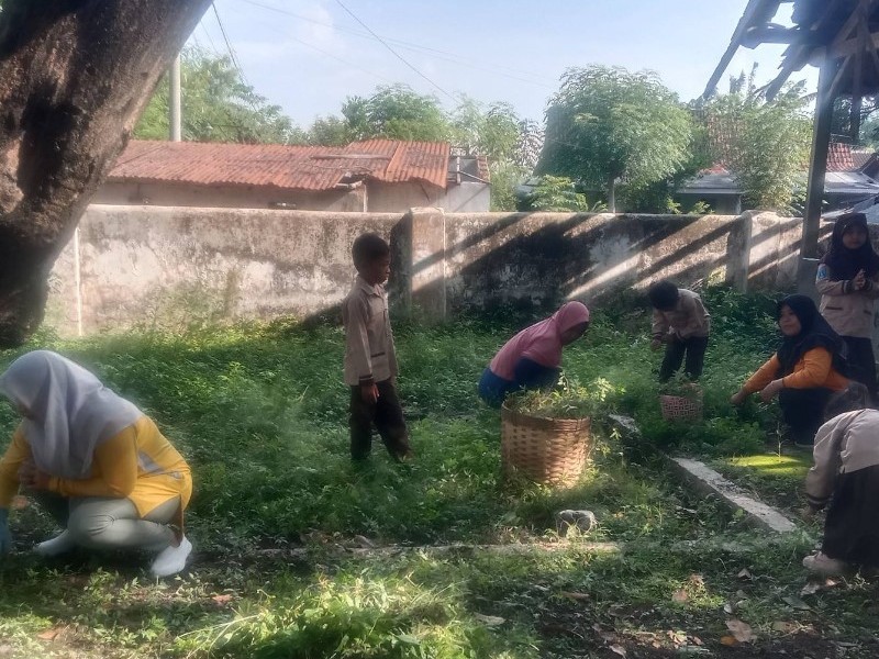 Menghadapi Musim Hujan, Sekolah Ajak Warga Sekolah Kerja Bakti