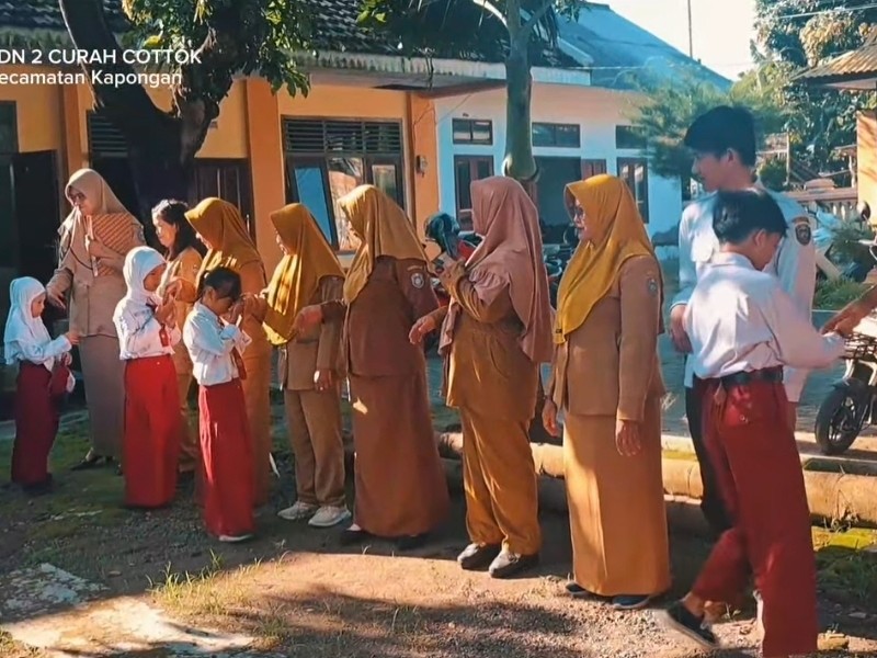 Halal Bihalal di SDN 2 Curah Cottok dilaksanakan pada saat hari pertama masuk sekolah