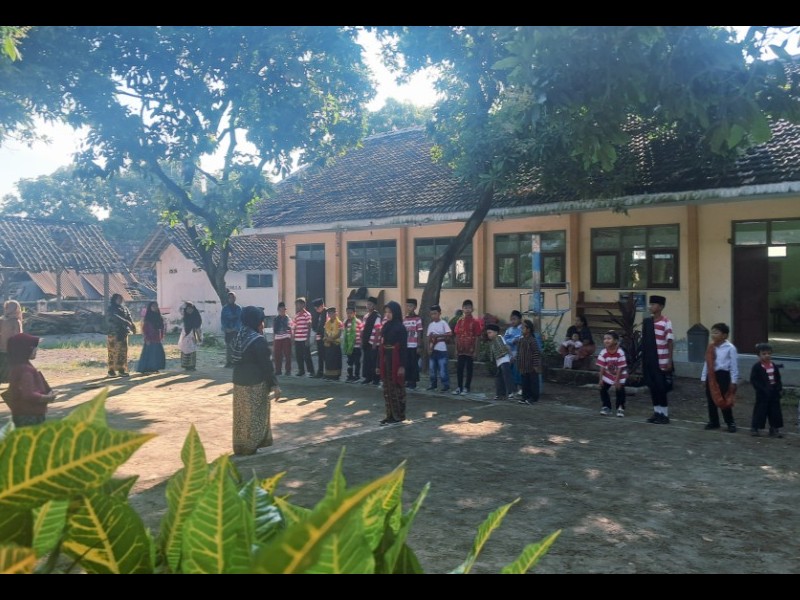 Memperingati Hari Kartini, SDN 2 Curah Cottok Menyelenggarakan Upacara