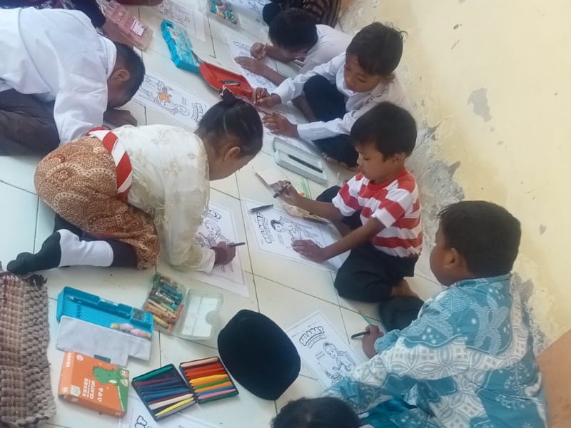 Mengenalakan R.A Kartini Melalui Kegiatan Mewarnai
