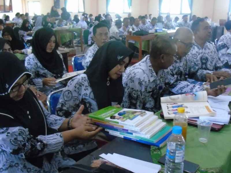 Guru SDN 2 Curah Cottok Ikuti Workshop PGRI tentang Pendidikan Mendalam Berbasis STEM di Situbondo
