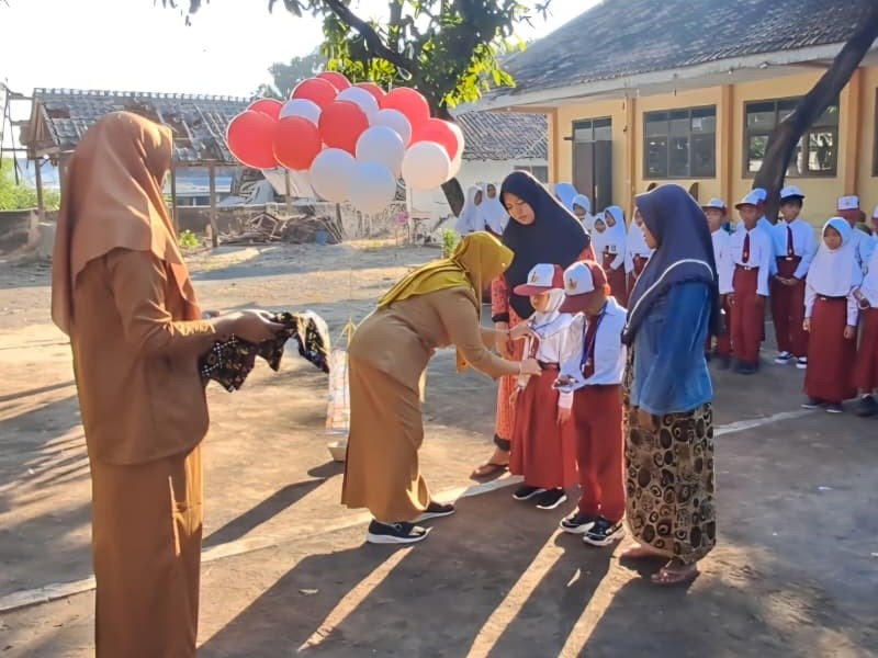 HARI PERTAMA MASUK SEKOLAH, SDN 2 CURAH COTTOK SAMBUT SISWA KELAS I DENGAN PELEPASAN BALON PENUH HARAPAN