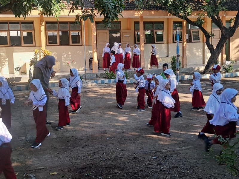 Hari Kedua MPLS SDN 2 Curah Cottok Berlangsung Ceria dengan Permainan Edukatif dan Jelajah Lingkungan Sekolah