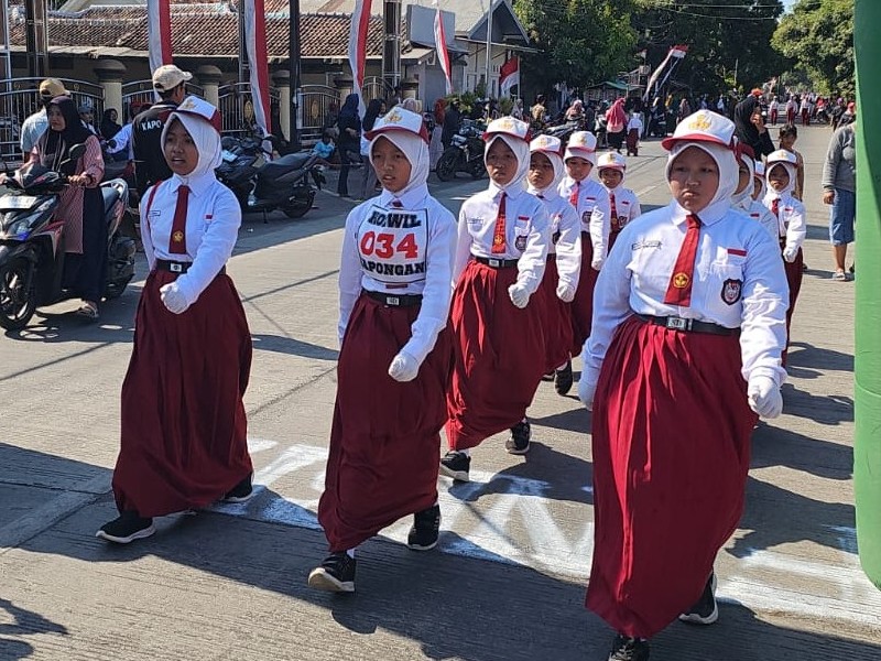 Langkah Kokoh dan Gelora Semangat SDN 2 Curah Cottok Semarakkan Gerak Jalan HUT ke-81 RI di Kecamatan Kapongan