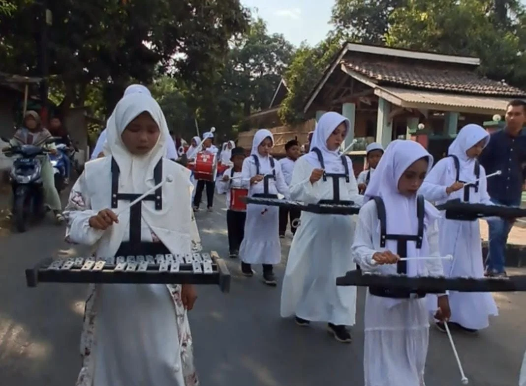Launching Drumband Rhima Nada SDN 2 Curah Cottok Meriahkan Sambutan Maulid Nabi Muhammad SAW
