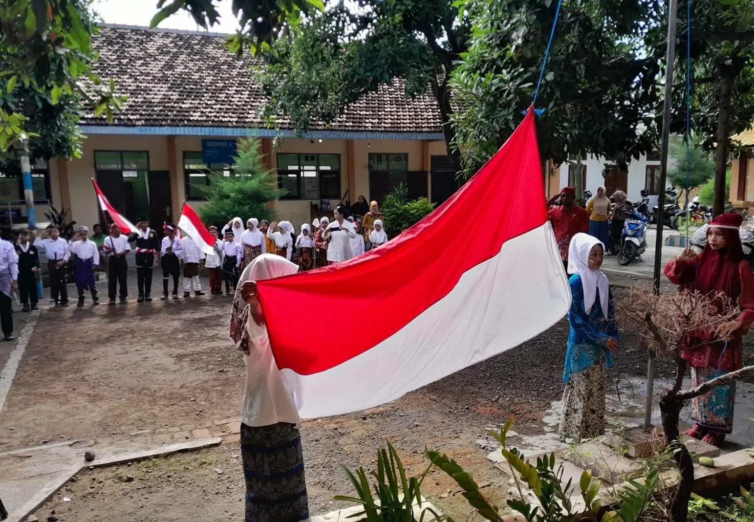 Peringati Hari Sumpah Pemuda 2026, SDN 2 Curah Cottok Gelar Upacara dan Kirab Drumband Gita Swara Cottok 2